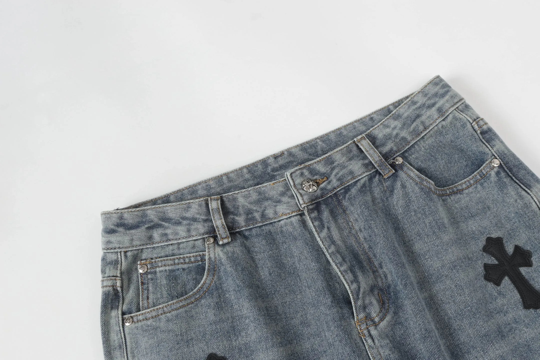 P260 Cross-border model, please do not place an order if you are pursuing quality - Chrome Hearts/Chrome Hearts Cross ✝️ Inlaid embroidered washed jeans, trousers and casual pants - High weight, high density and high quality. The wool is soft, delicate and skin-friendly. It feels soft and silky. It has excellent warmth and skin-friendly properties. - Customized weaving and dyeing, no color difference. No matter the fabric or workmanship details, it beats the ordinary version on the market - Hardware zipper accessories are all customized, full of details -Colour: washed blue -Size: 28 30 32 34 36